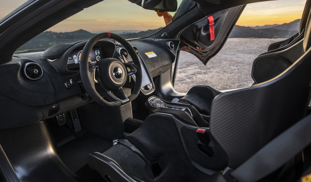 Салон автомобиля McLaren 620R, 2021 года