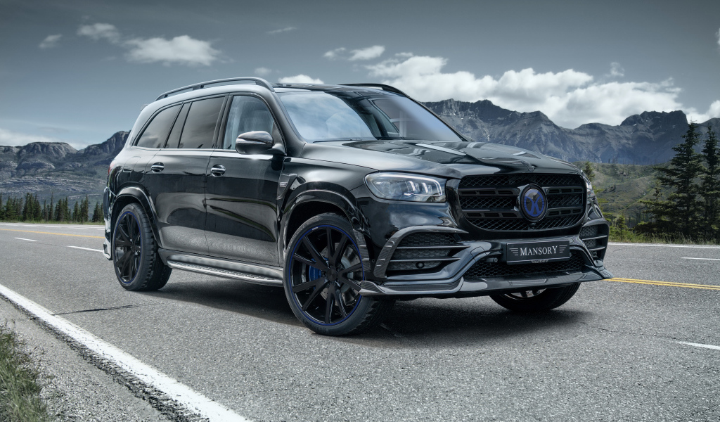 Автомобиль Mansory Mercedes-Benz GLS-Klasse 2021 года на фоне гор