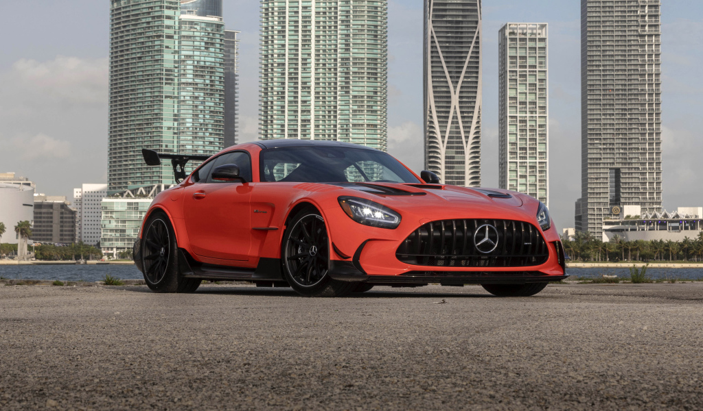 Красный автомобиль Mercedes-AMG GT Black Series 2021 года