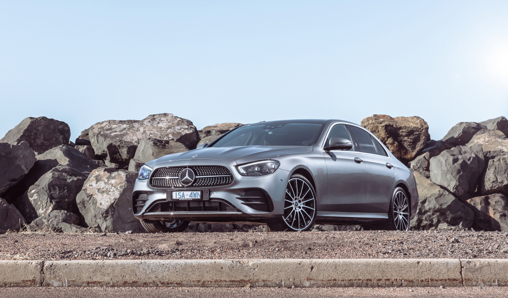 Серебристый автомобиль Mercedes-Benz E 350 AMG Line 2021 года