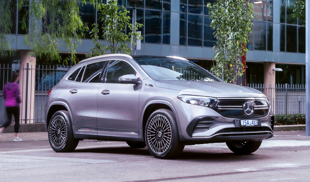 Серебристый автомобиль Mercedes-Benz EQA 250 AMG Line 2021 года
