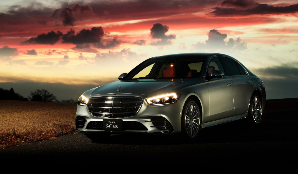 Автомобиль Mercedes-Benz S-Class S500 4MATIC Lang AMG Line 2021 года на фоне неба