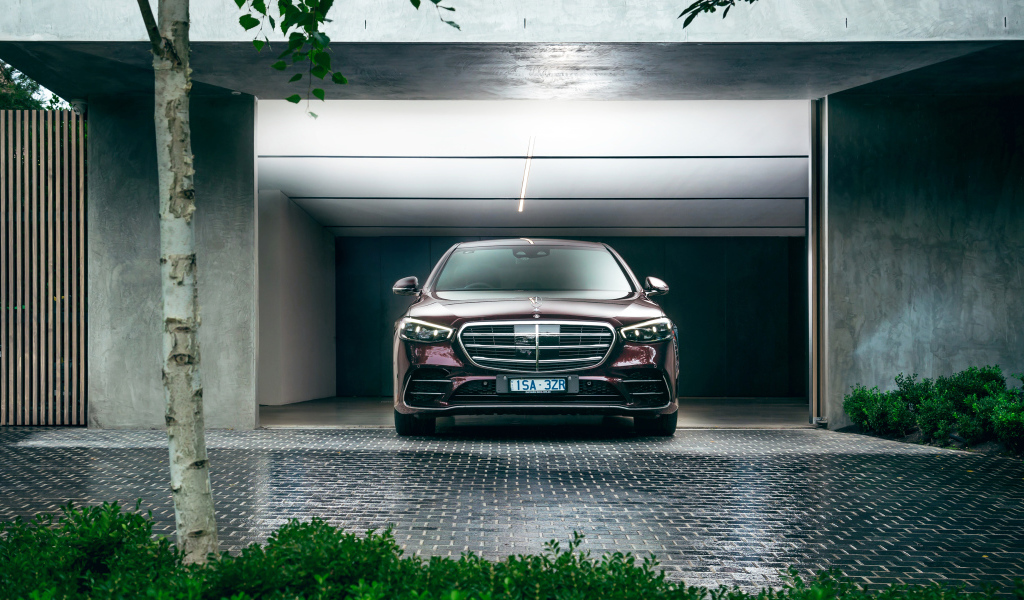 Автомобиль Mercedes-Benz S 450 Lang 4MATIC AMG Line 2021 года в гараже