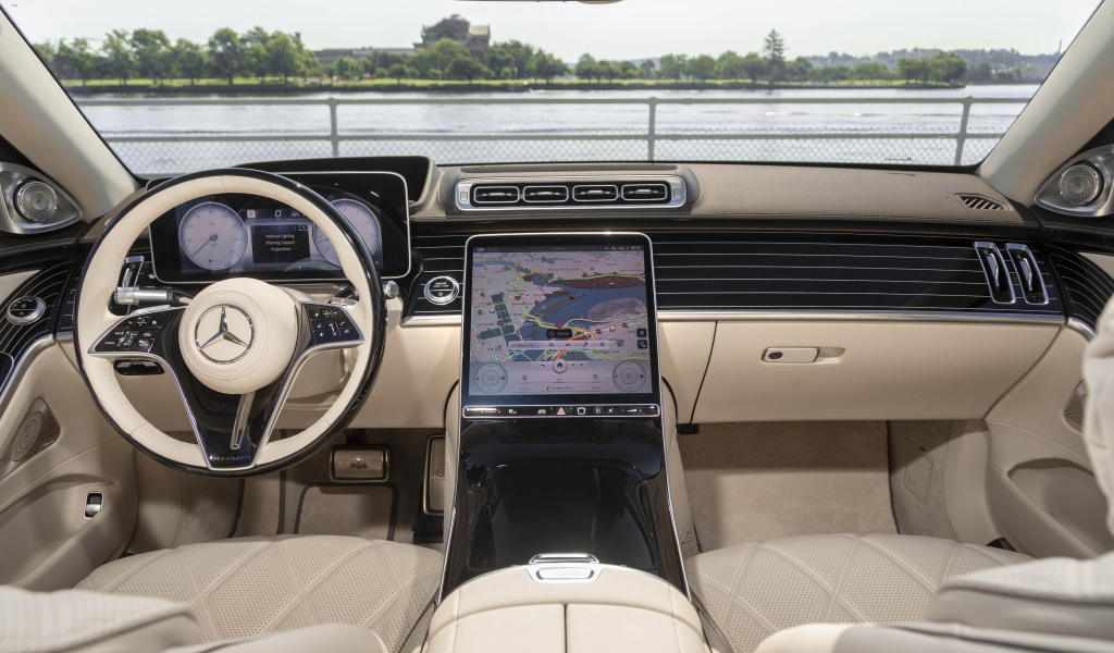 Бежевый салон автомобиля Mercedes-Maybach S 580 4MATIC, 2022 года