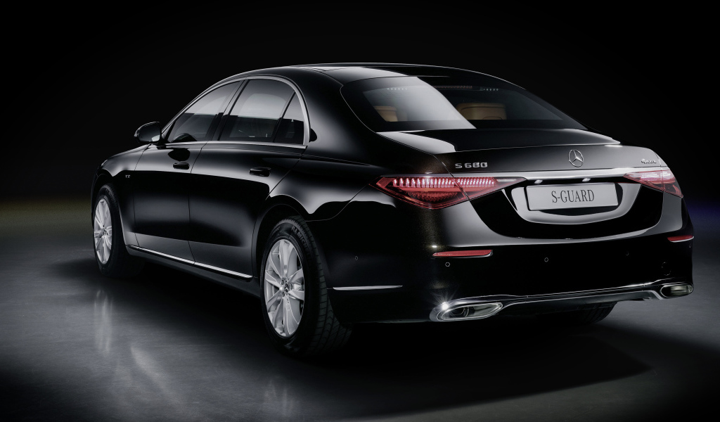 Черный Mercedes-Benz S 680 Guard 4MATIC 2021 года вид сзади 