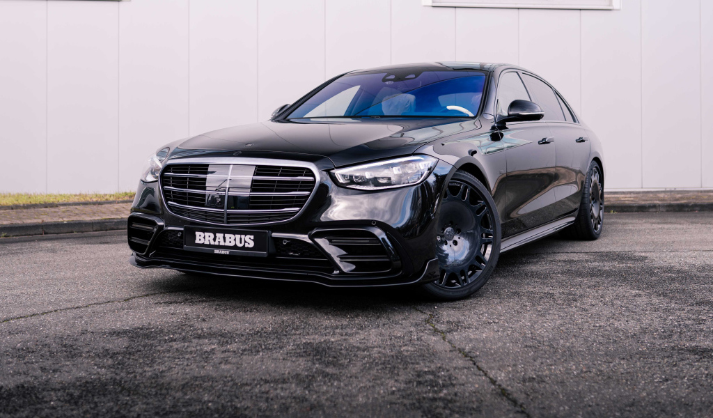 Черный автомобиль BRABUS 500 Mercedes-Benz S 500 L 4MATIC 2021