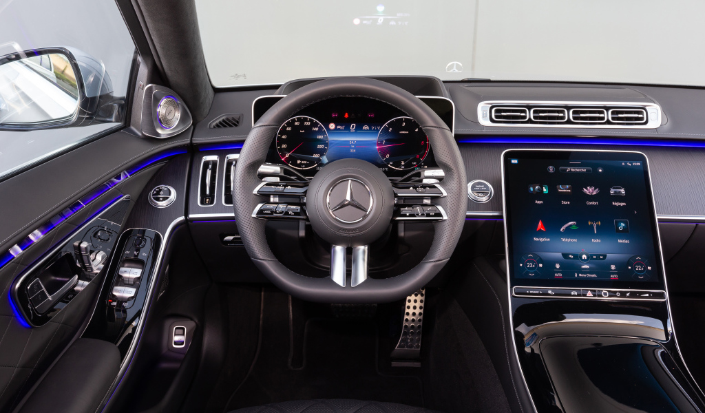 Черный кожаный салон автомобиля Mercedes-Benz S 350 D AMG Line