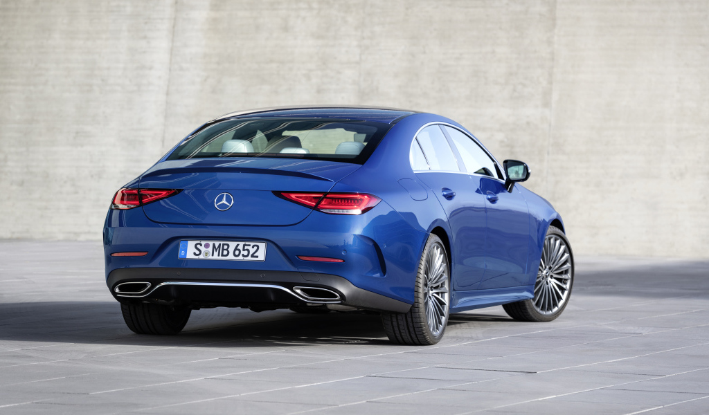 Синий автомобиль Mercedes-Benz CLS 350 AMG Line 2021 года вид сзади