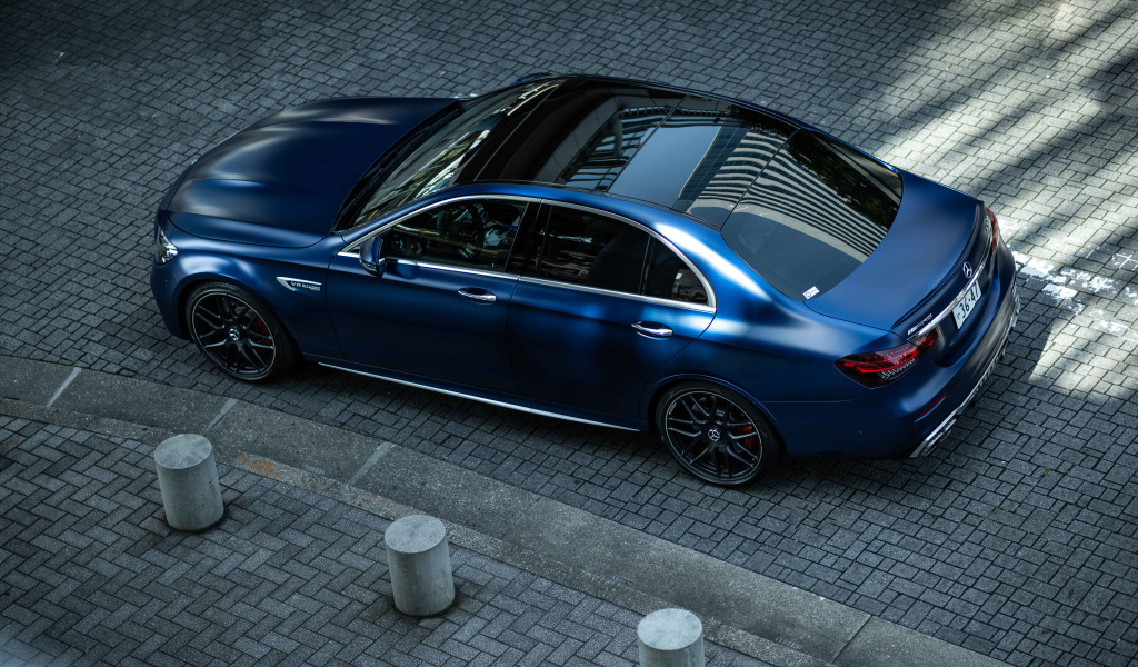 Синий автомобиль Mercedes-AMG E 63 S 4MATIC+ вид сзади