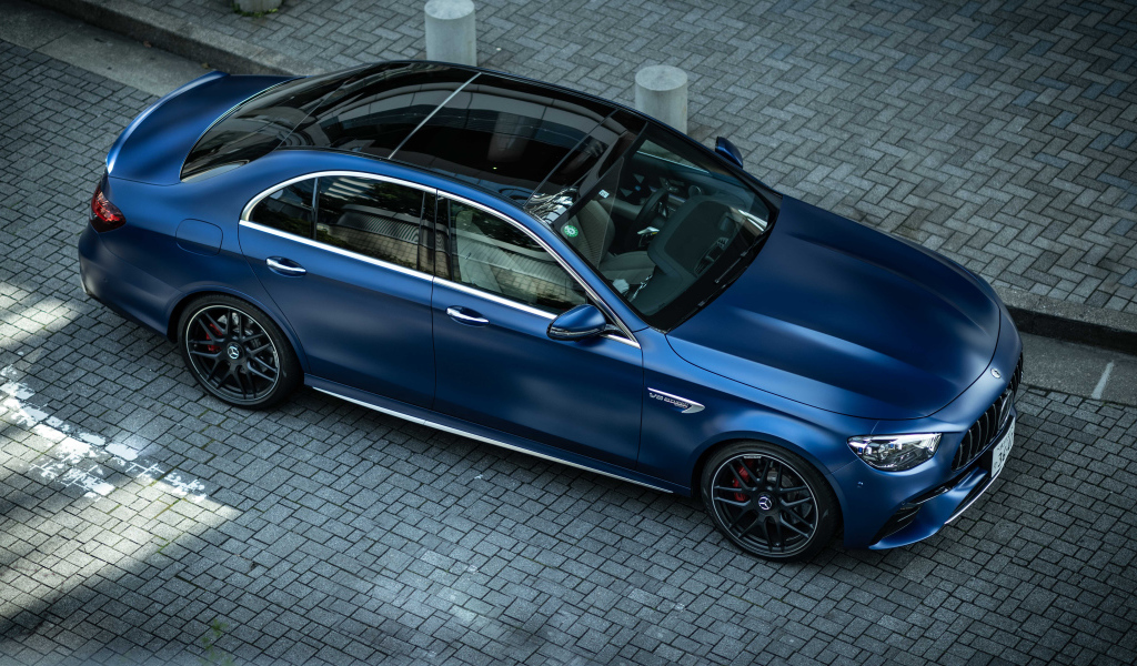 Синий автомобиль Mercedes-AMG E 63 S 4MATIC+ вид сверху