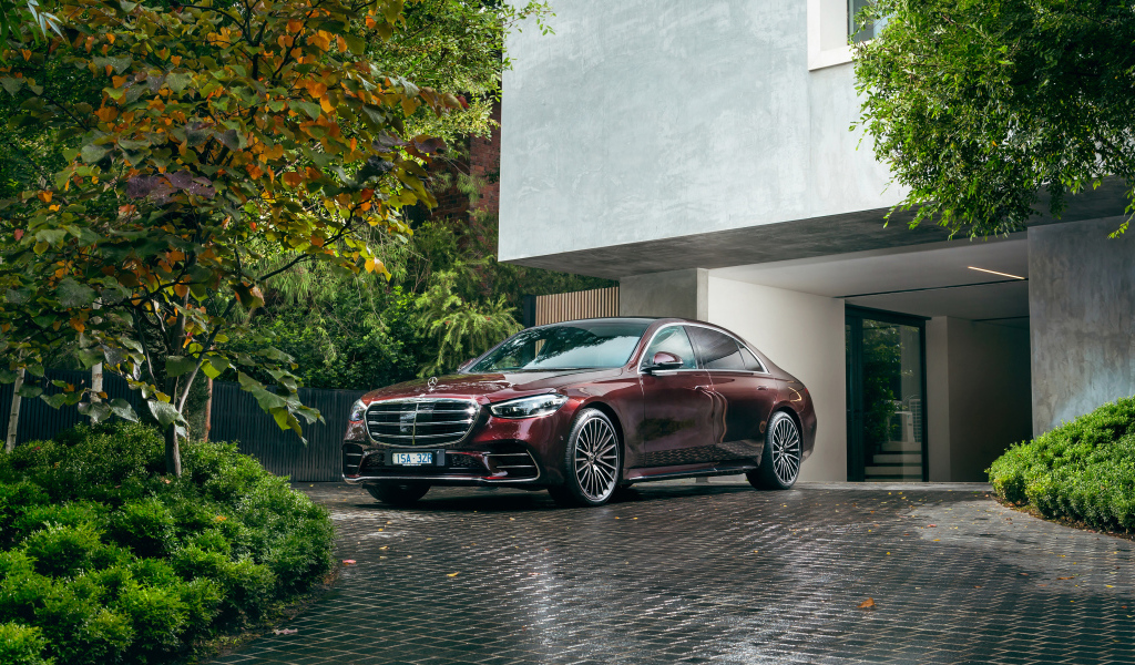 Бордовый автомобиль Mercedes-Benz S 450 Lang 4MATIC AMG Line 2021 года у дома