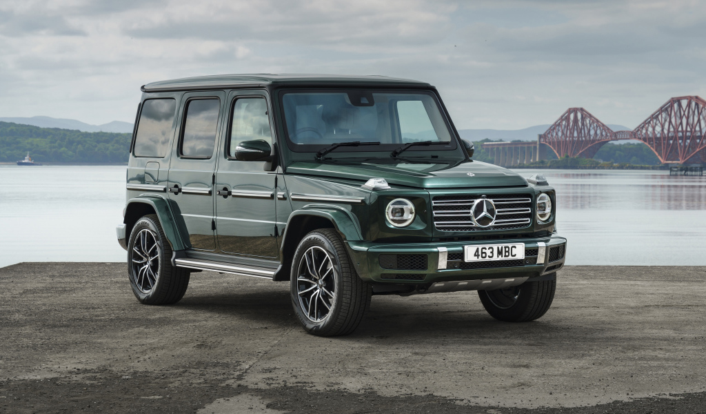 Зеленый Mercedes-Benz G 400 D AMG Line 2021 года у реки