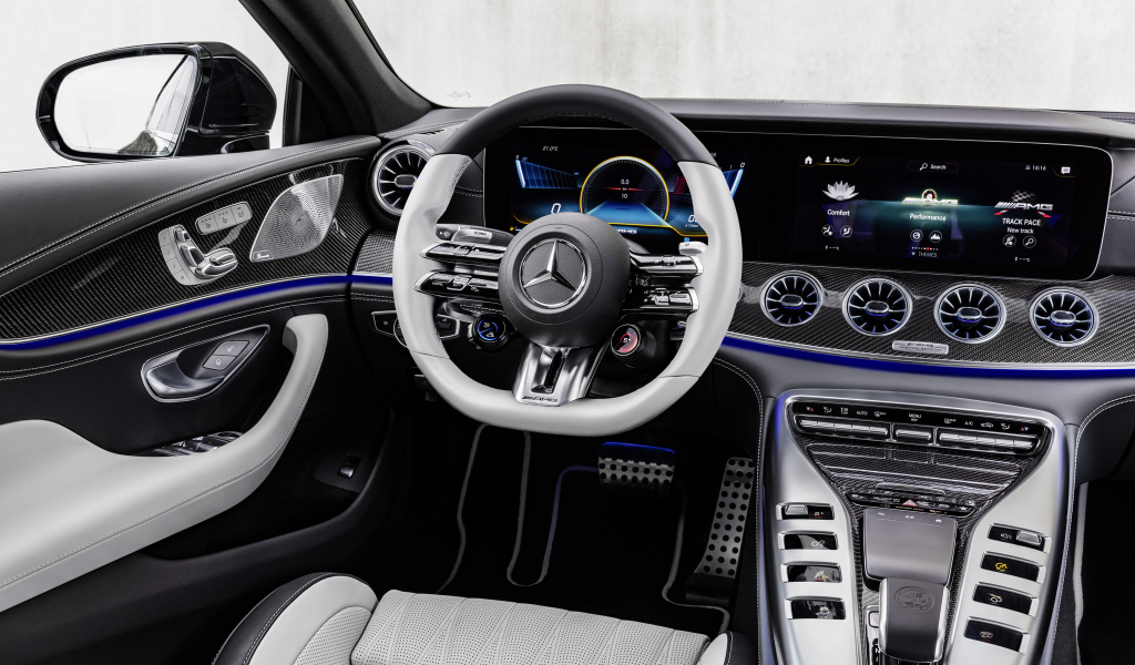 Салон автомобиля Mercedes-AMG GT 53, 2021 года
