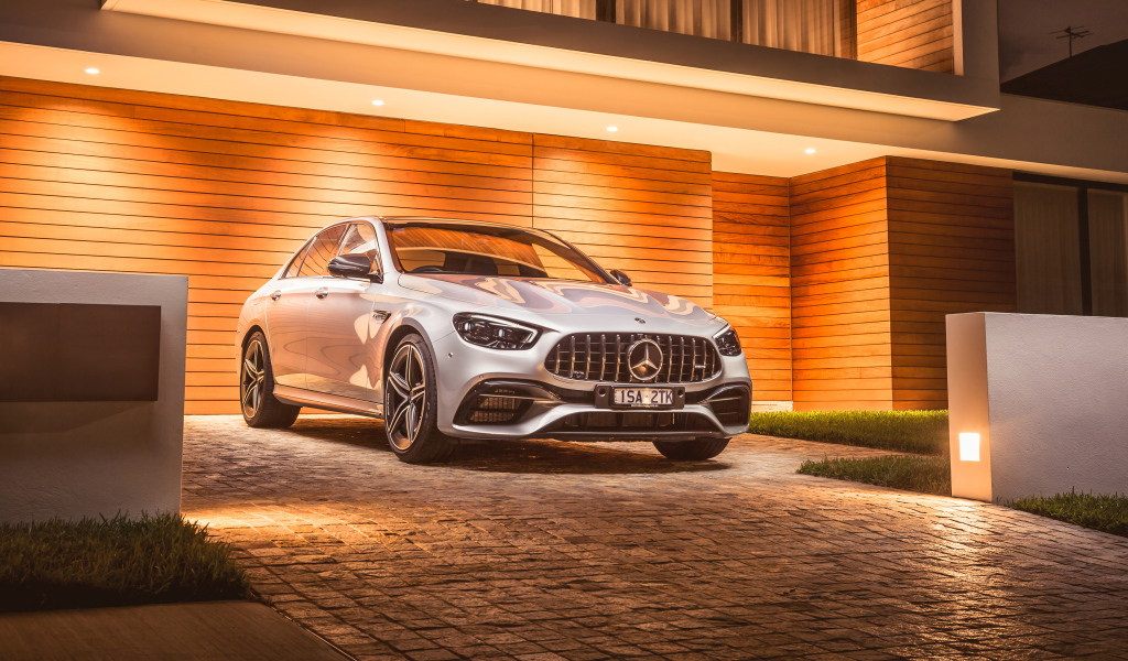 Автомобиль Mercedes-AMG E 63 S 4MATIC+ 2021  у гаража