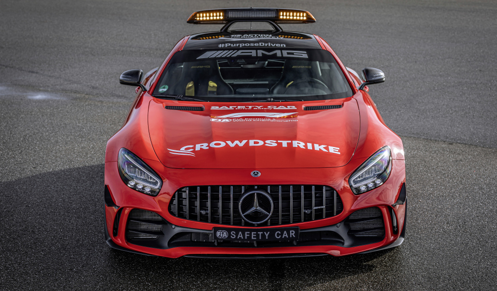 Красный автомобиль Mercedes-AMG GT R F1 Safety Car 2021 года вид спереди