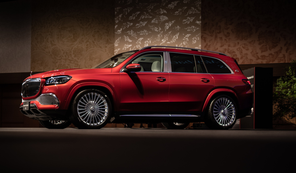 Красный автомобиль Mercedes-Maybach GLS 600 4MATIC 2021 года