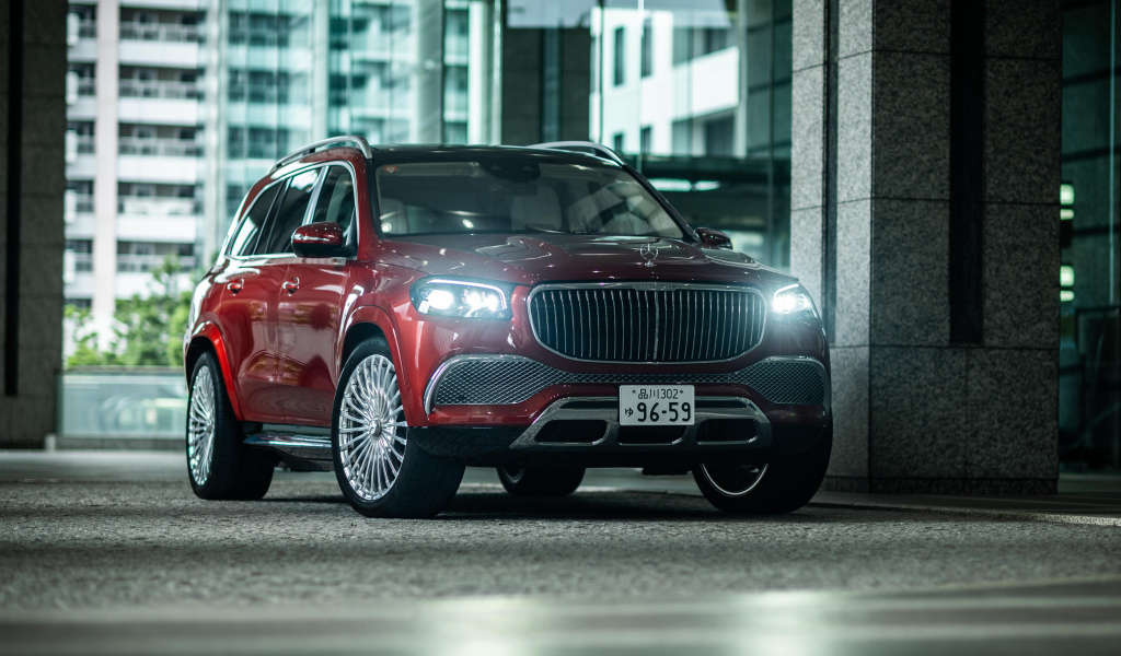 Красный Mercedes-Maybach GLS 600 4MATIC 2021 года с включенными фарами