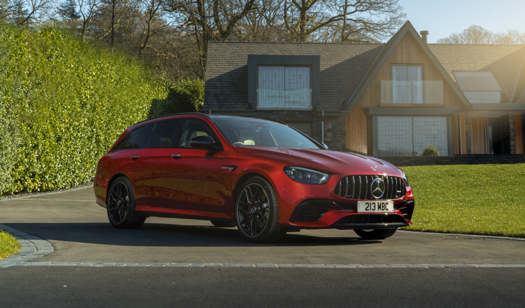 Красный Mercedes-AMG E 63 S 4MATIC+ у дома