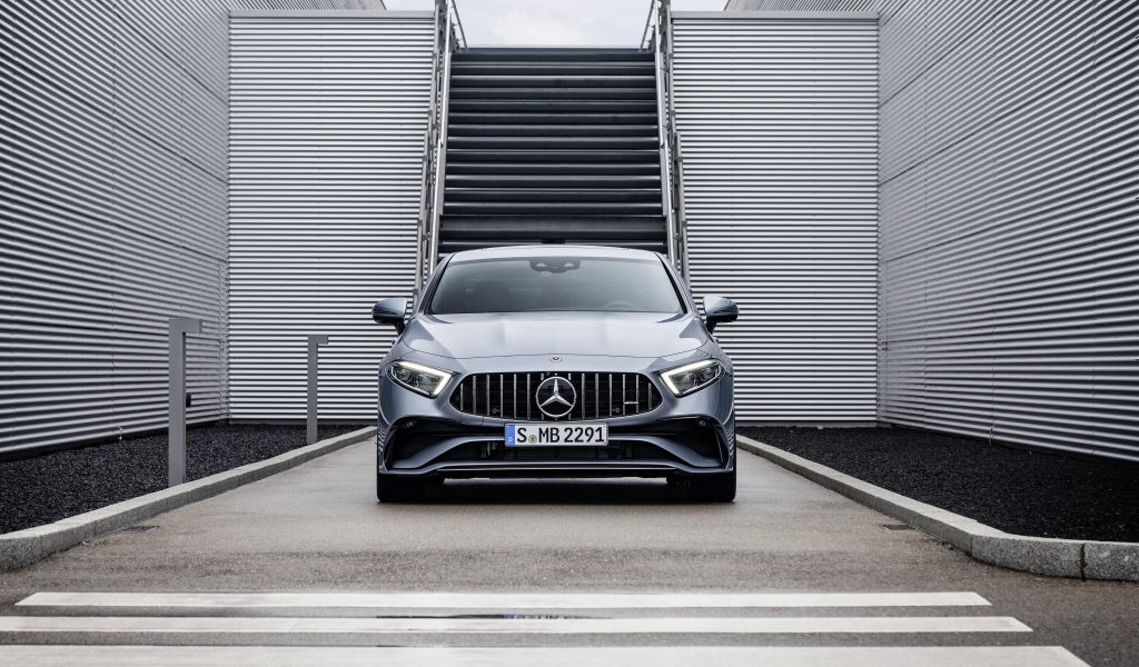 Серебристый автомобиль Mercedes-AMG CLS 53 4MATIC+ 2021 года