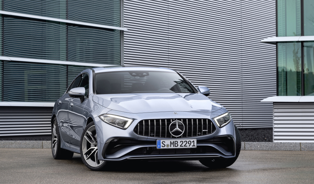Серебристый автомобиль Mercedes-AMG CLS 53 4MATIC+ 2021 года у здания