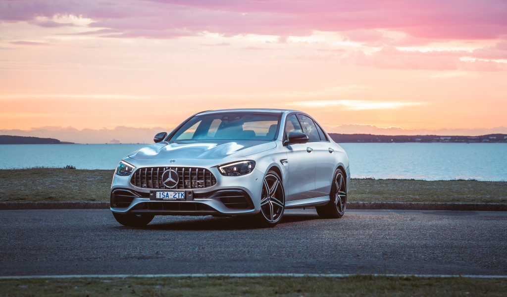 Серебристый автомобиль Mercedes-AMG E 63 S 4MATIC+ 2021 года у моря
