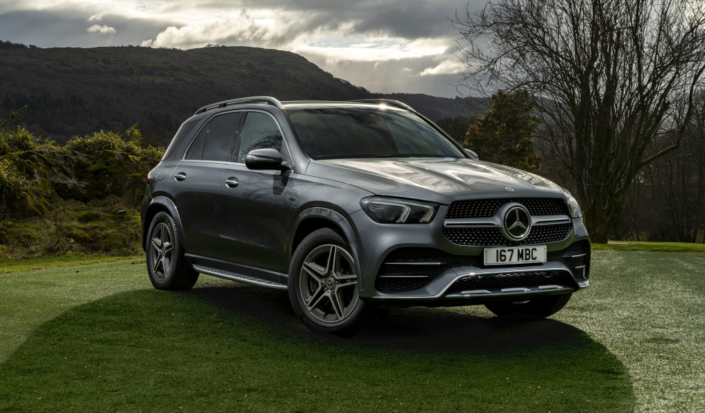 Серебристый автомобиль Mercedes-Benz GLE 350 De 4MATIC AMG Line на траве