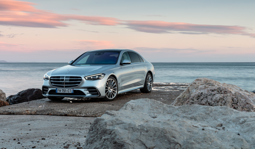 Серебристый автомобиль Mercedes-Benz S 350 D AMG Line на фоне моря