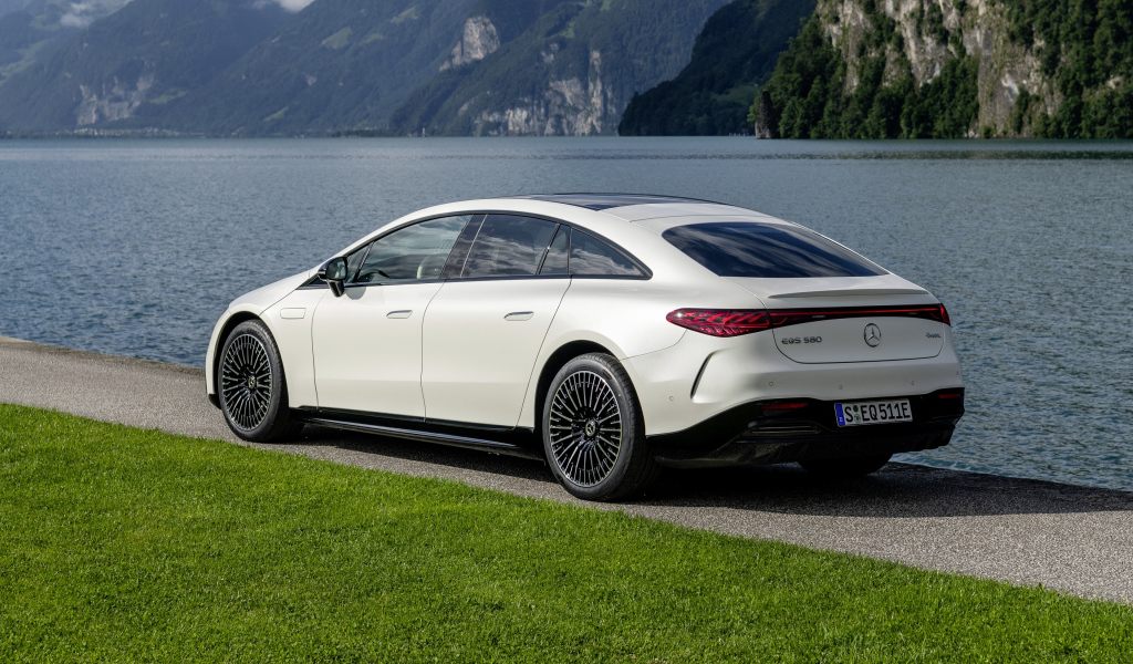 Белый Mercedes-Benz EQS 580 4MATIC AMG Line 2021 года вид сзади