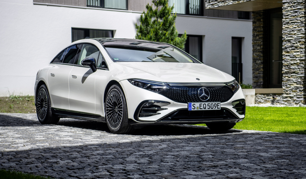 Белый Mercedes-Benz EQS 580, 2021 года у дома