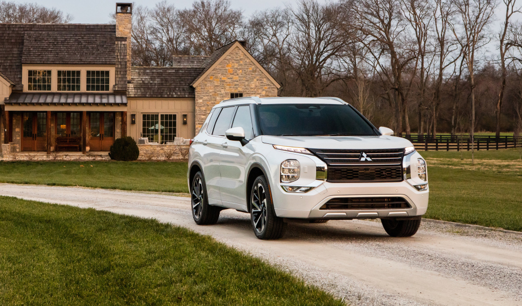 Белый внедорожник  Mitsubishi Outlander SEL, 2021 года у дома