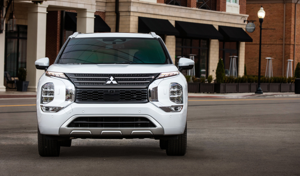 Белый Mitsubishi Outlander SEL, 2021 года вид спереди