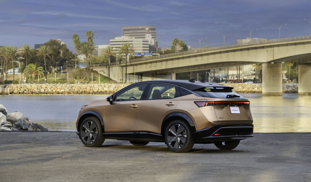 Автомобиль Nissan Ariya SL E-4orce, 2021 года вид сзади