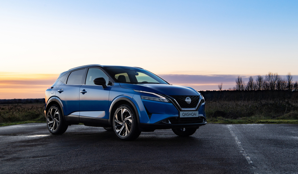 Внедорожник Nissan Qashqai 2021 года на фоне заката