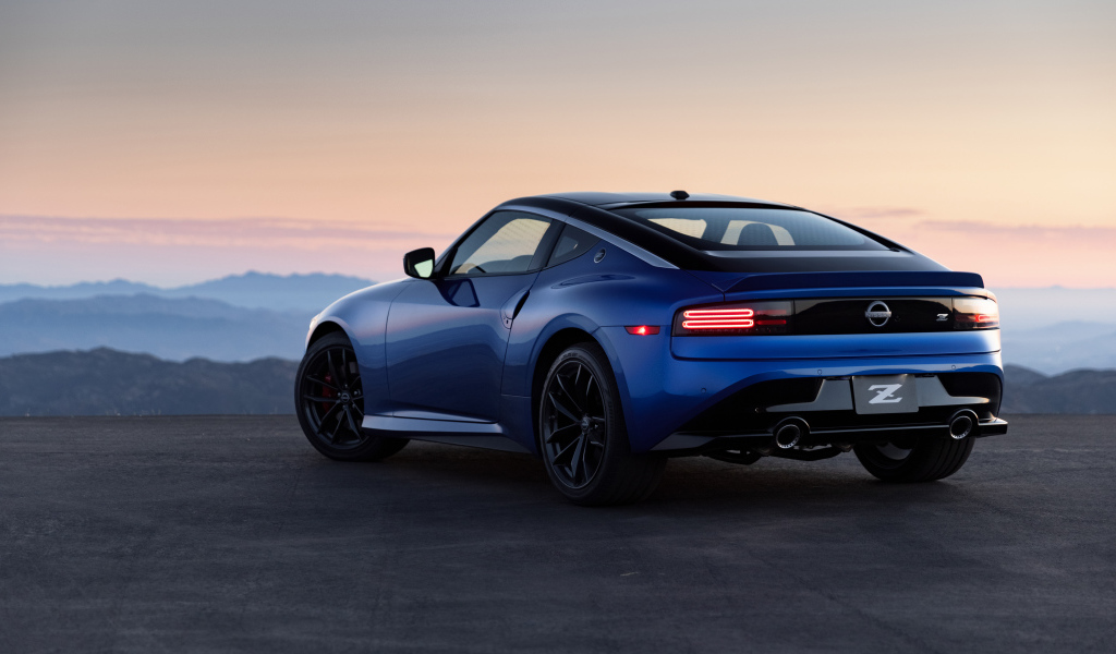Синий  Nissan Z Performance, 2023 года вид сзади