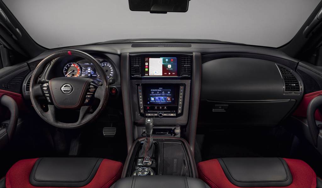 Салон автомобиля Nissan Patrol Nismo 2021 года