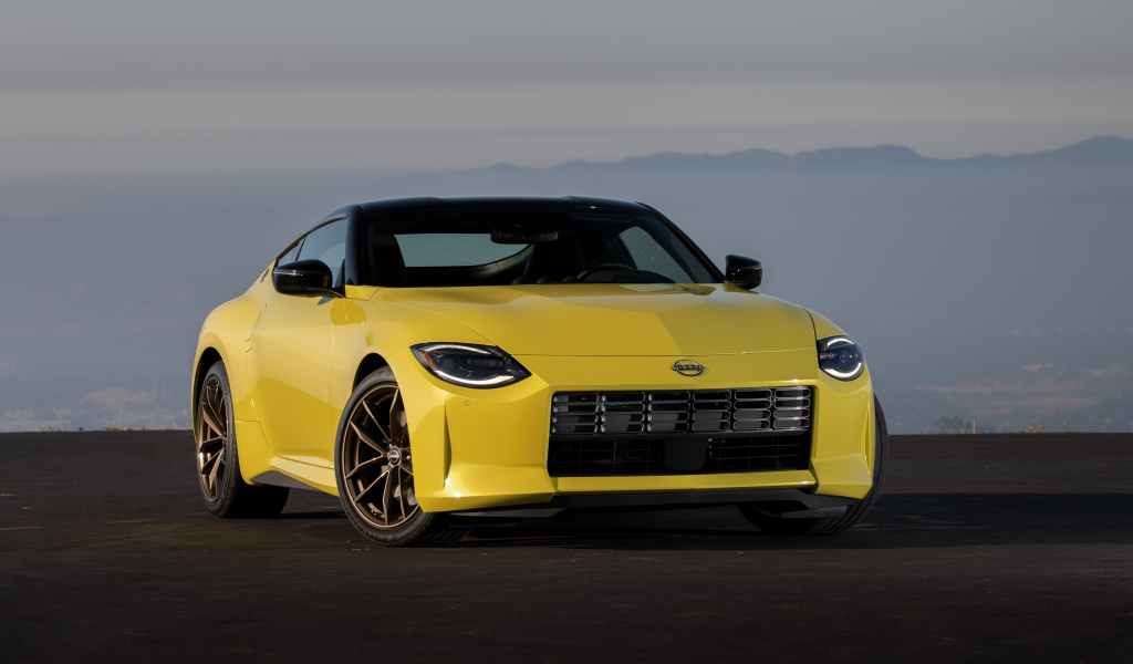 Желтый  Nissan Z, 2023 года