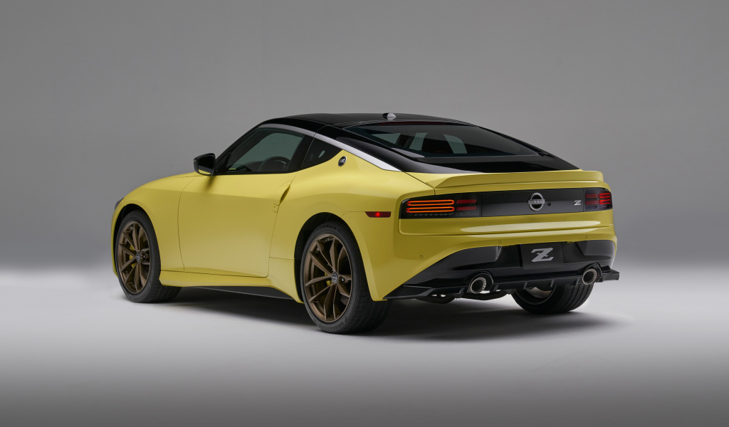 Желтый автомобиль Nissan Z, 2023 года вид сзади