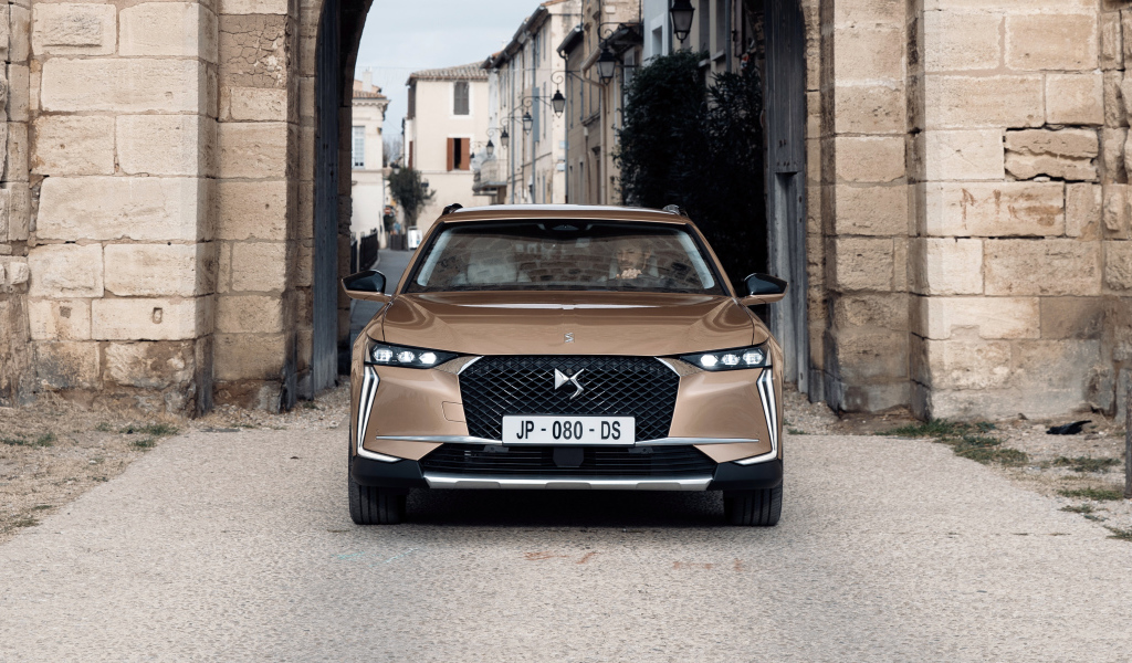 Автомобиль DS 4 Cross 2021 года вид спереди