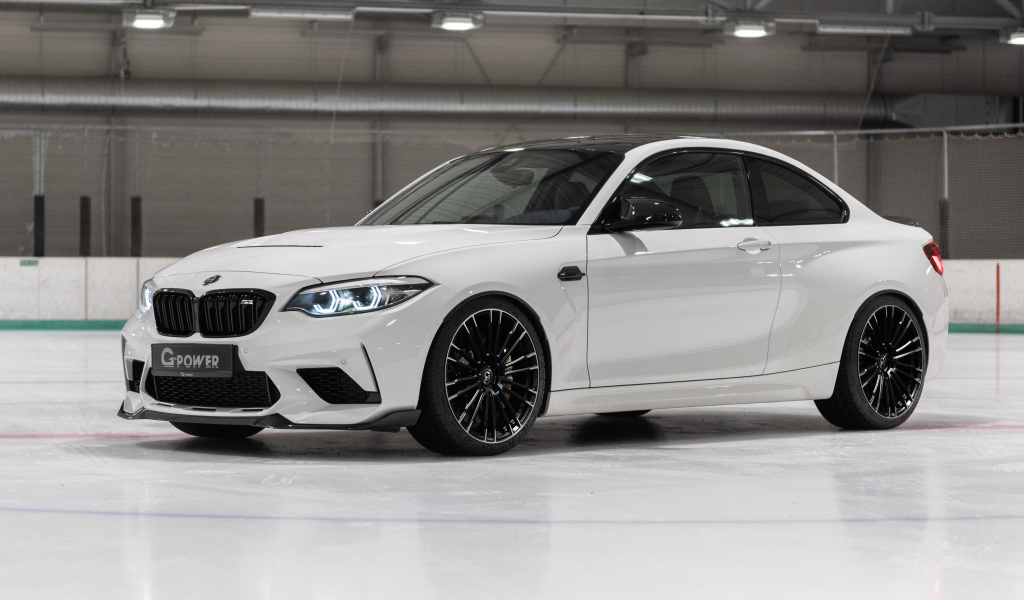 Белый автомобиль G-Power G2M CS Bi-Turbo 2021 года на льду