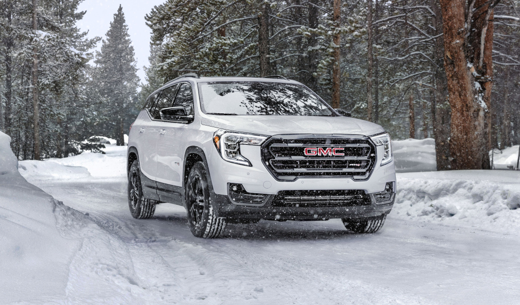 Большой белый внедорожник GMC Terrain AT4, 2022 года на снегу