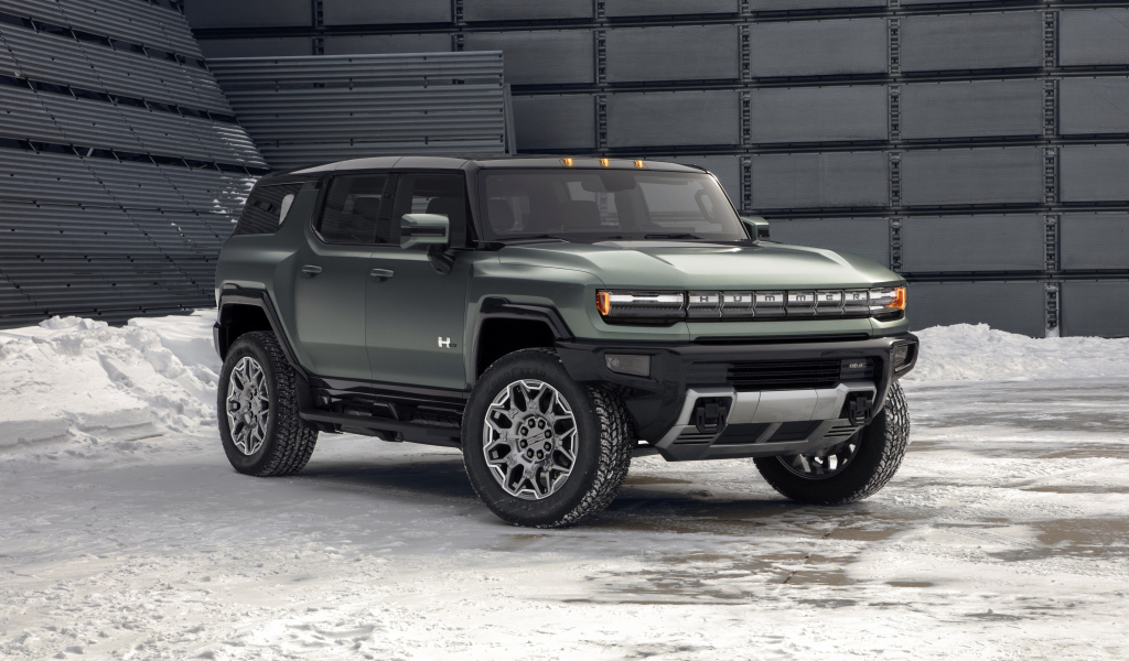Внедорожник GMC Hummer EV, 2024 года на фоне стены