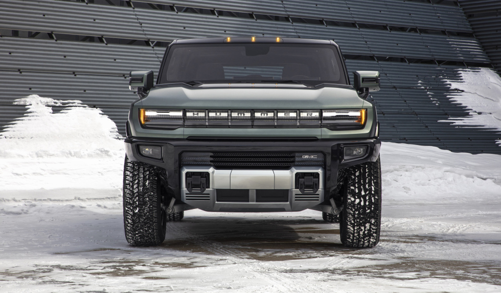 Джип GMC Hummer EV, 2024 года на снегу