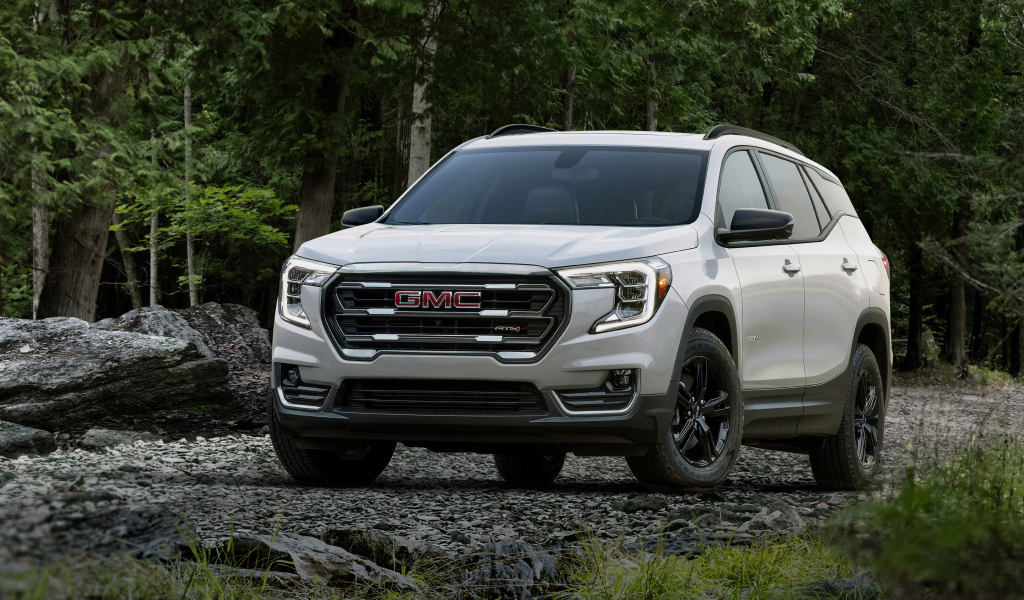 Внедорожник GMC Terrain AT4 , 2022 года в лесу