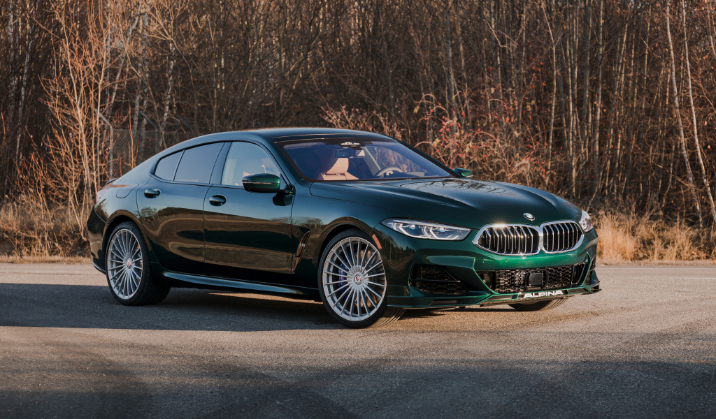 Автомобиль седан Alpina B8, 2022 года в лучах солнца
