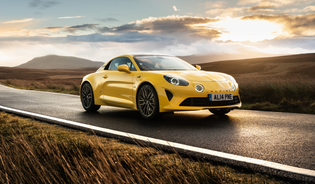 Желтый автомобиль Alpine A110, 2021 года на фоне заката