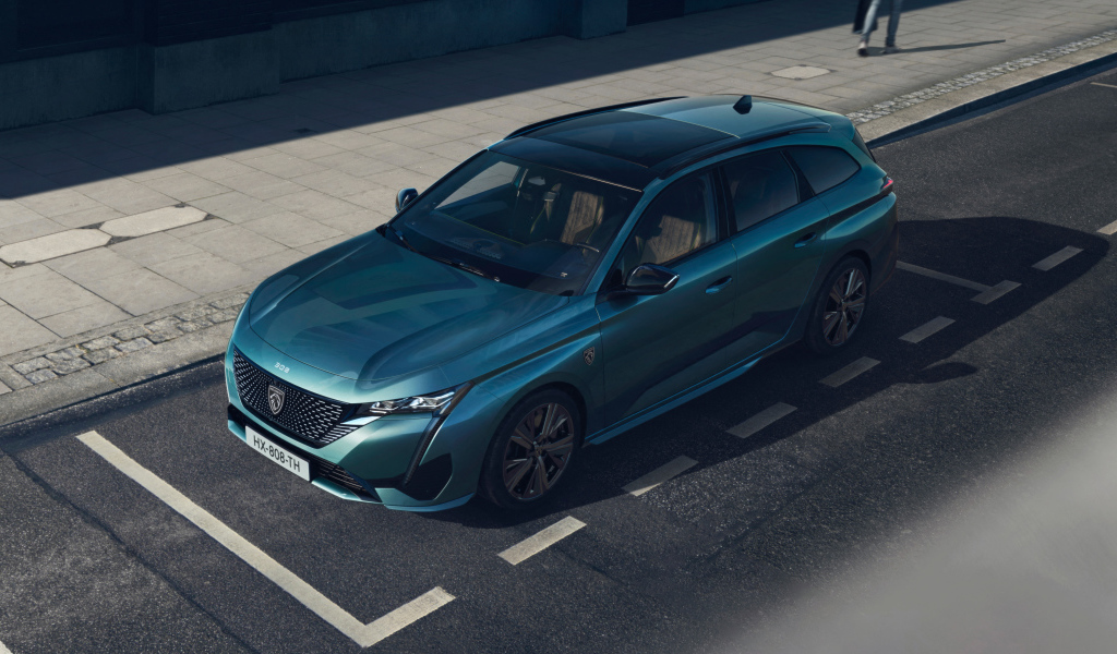 Автомобиль Peugeot 308 SW GT 2021 года