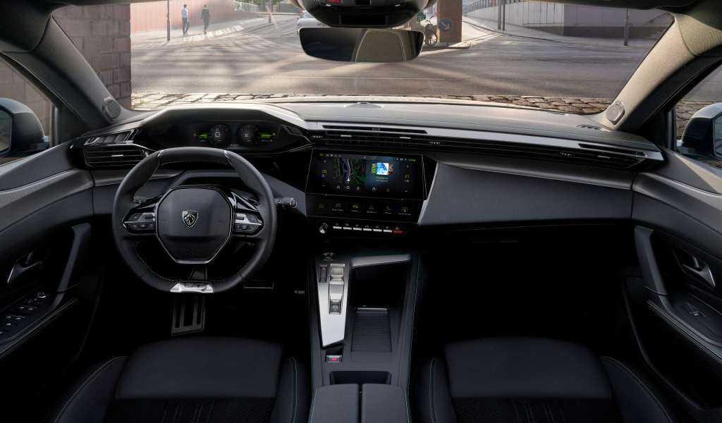 Черный кожаный салон автомобиля Peugeot 308 SW GT 2021 года