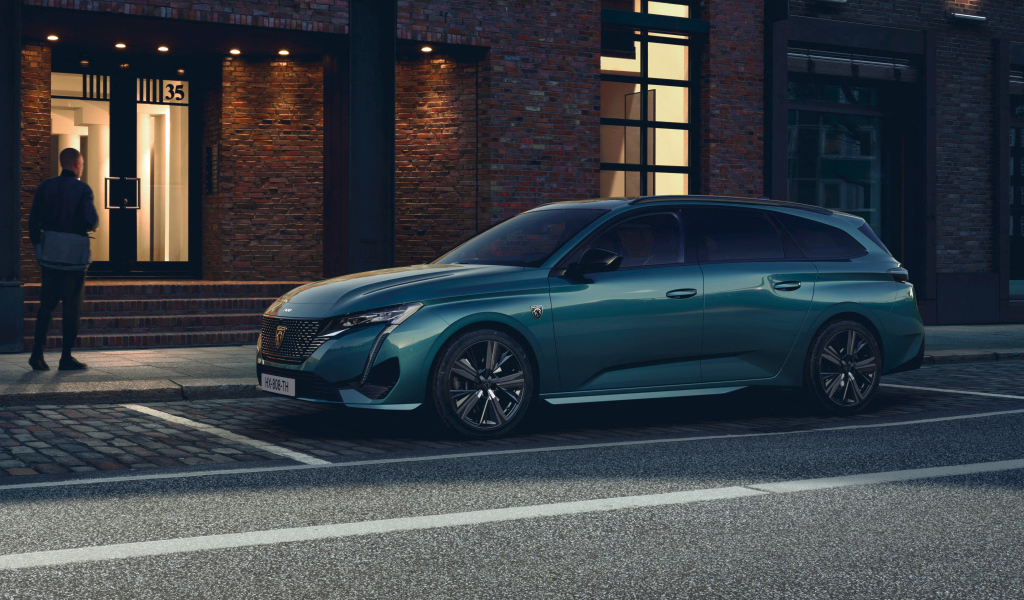 Автомобиль Peugeot 308 SW GT 2021 года вид сбоку