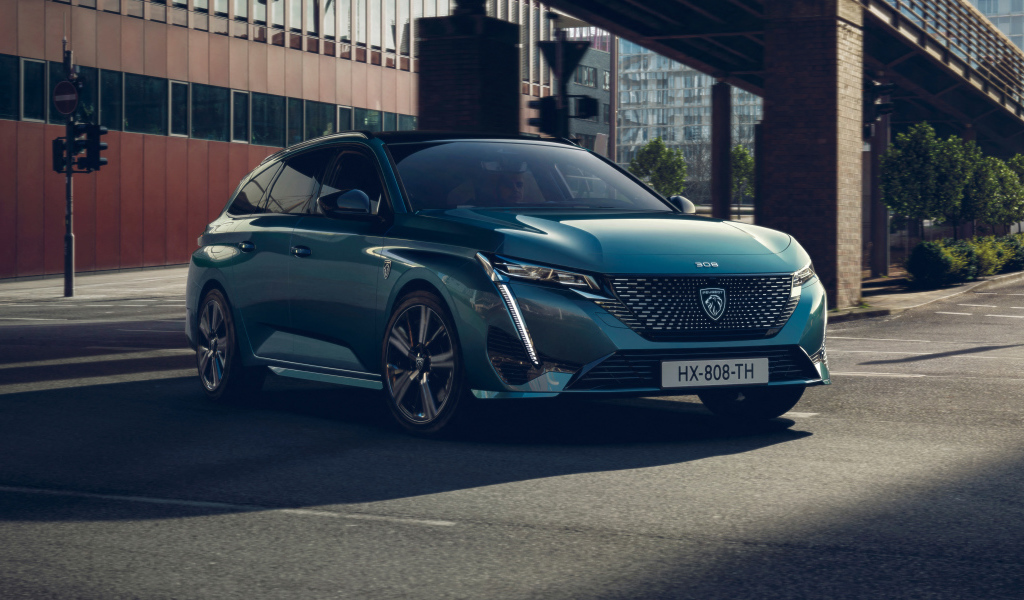Автомобиль Peugeot 308 SW GT 2021 года под мостом