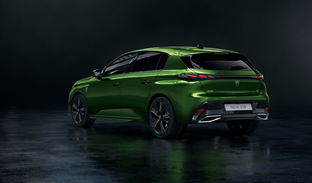 Автомобиль Peugeot 308, 2021 года вид сзади на черном фоне